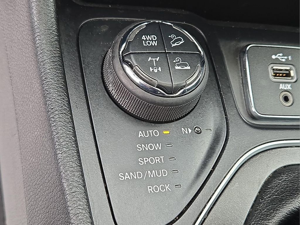 Used 2019 Jeep Cherokee Trailhawk AWD/4WD image 25