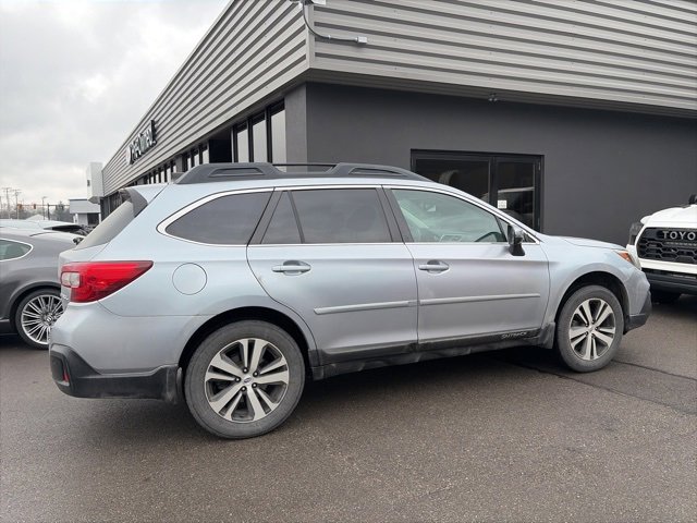 Used 2018 Subaru Outback 2.5i Limited image 3