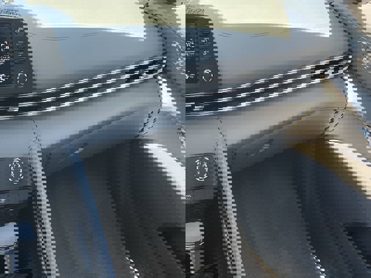 Certified 2025 Hyundai Elantra SE image 15