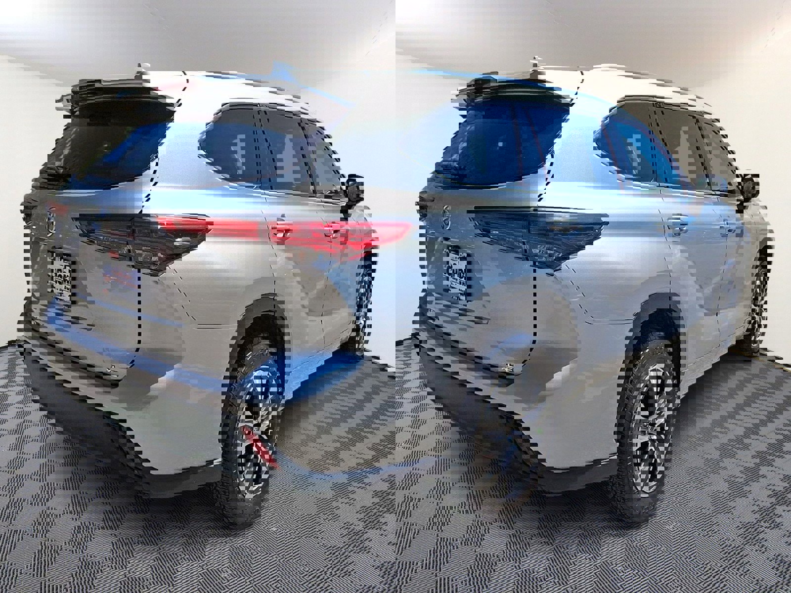 Used 2021 Toyota Highlander XLE image 6