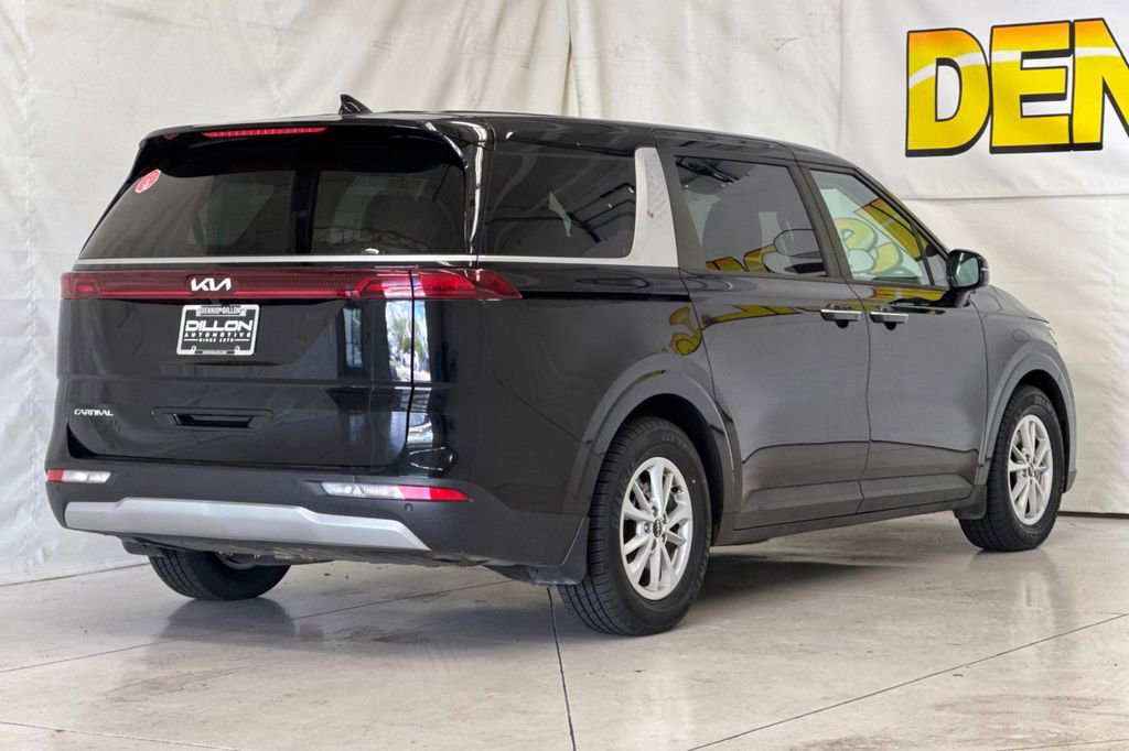 Used 2024 Kia Carnival LX FWD image 4