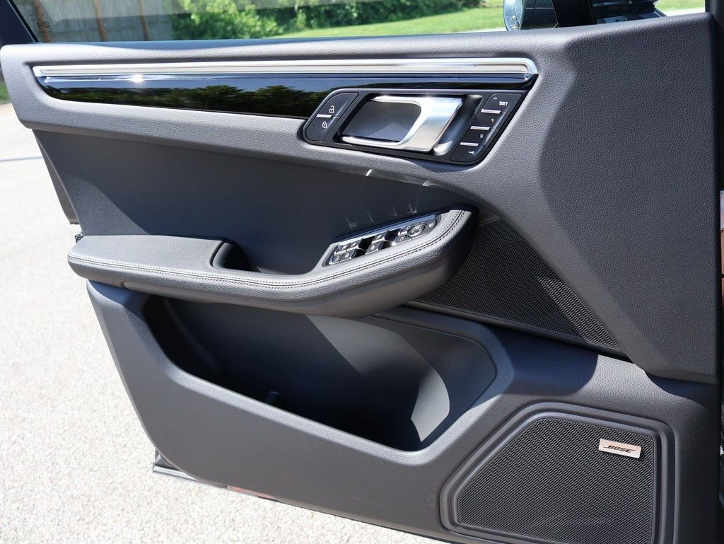 Certified 2025 Porsche Macan image 33