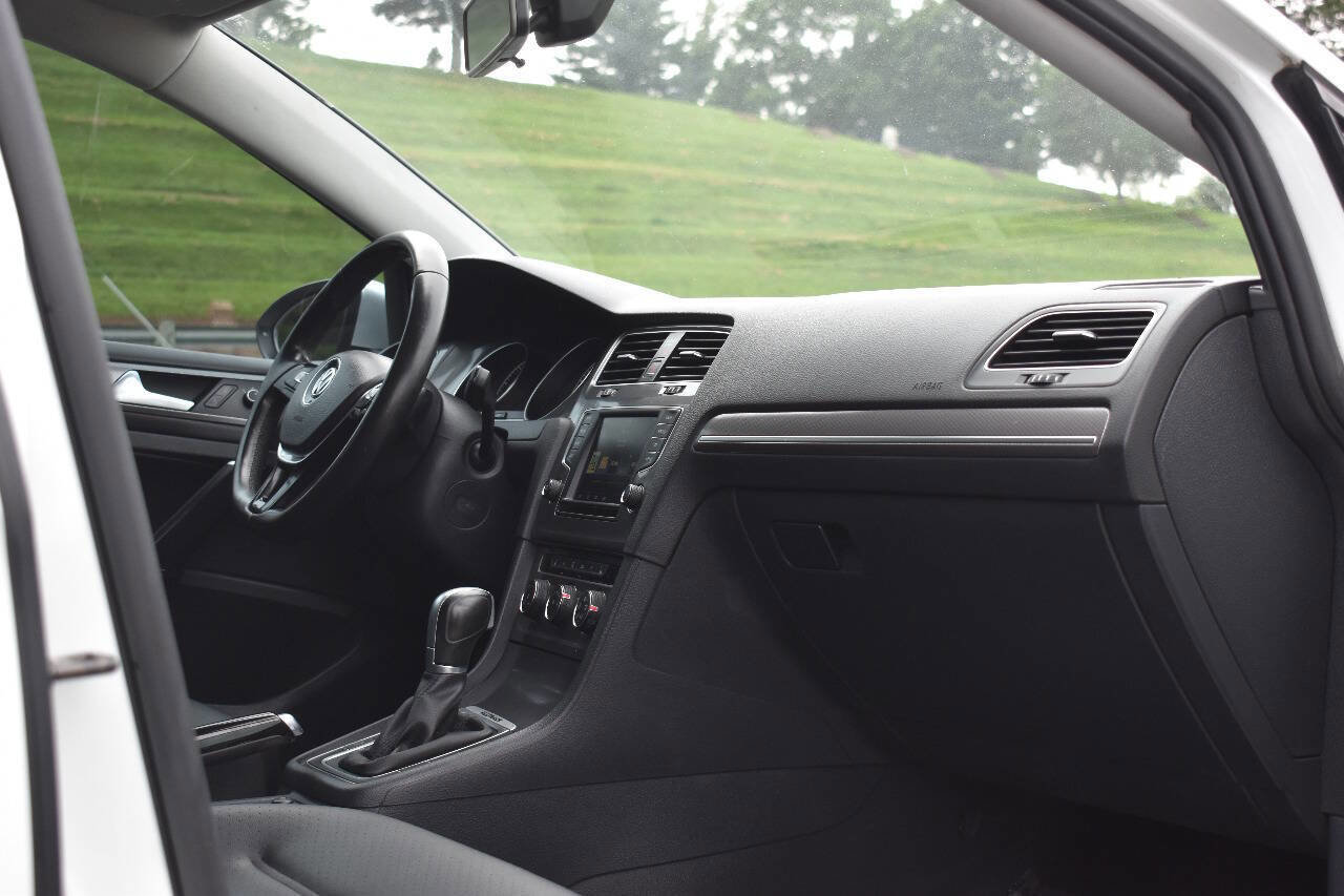 Used 2017 Volkswagen Golf Alltrack SE image 16