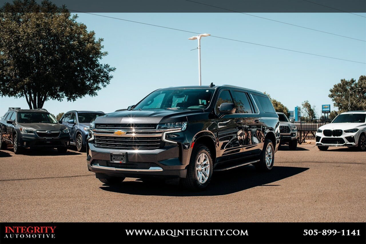 Used 2024 Chevrolet Suburban LT RWD image 3