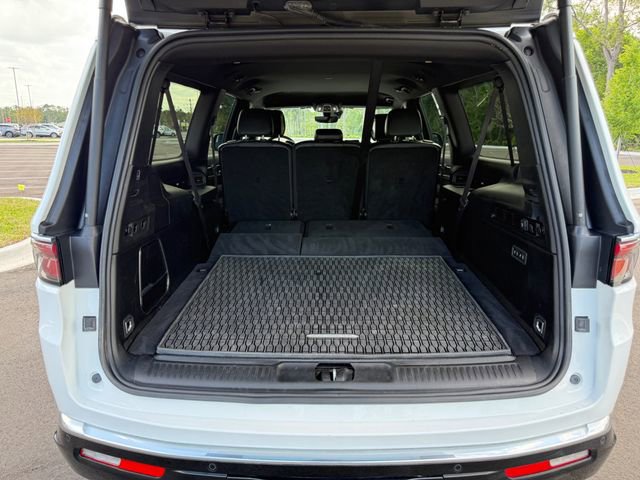 Used 2024 Jeep Wagoneer L Series II w/ Flexible Seating Group RWD image 17