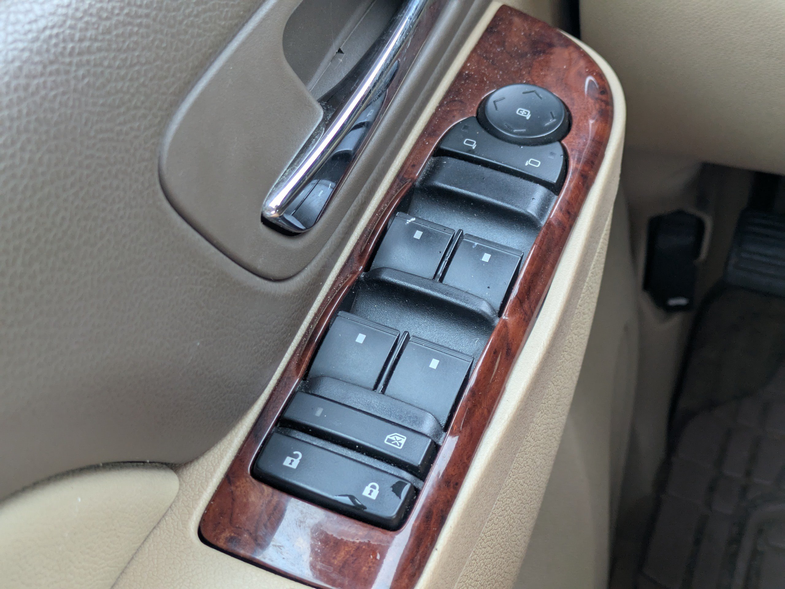 Used 2014 Chevrolet Suburban LT RWD image 22