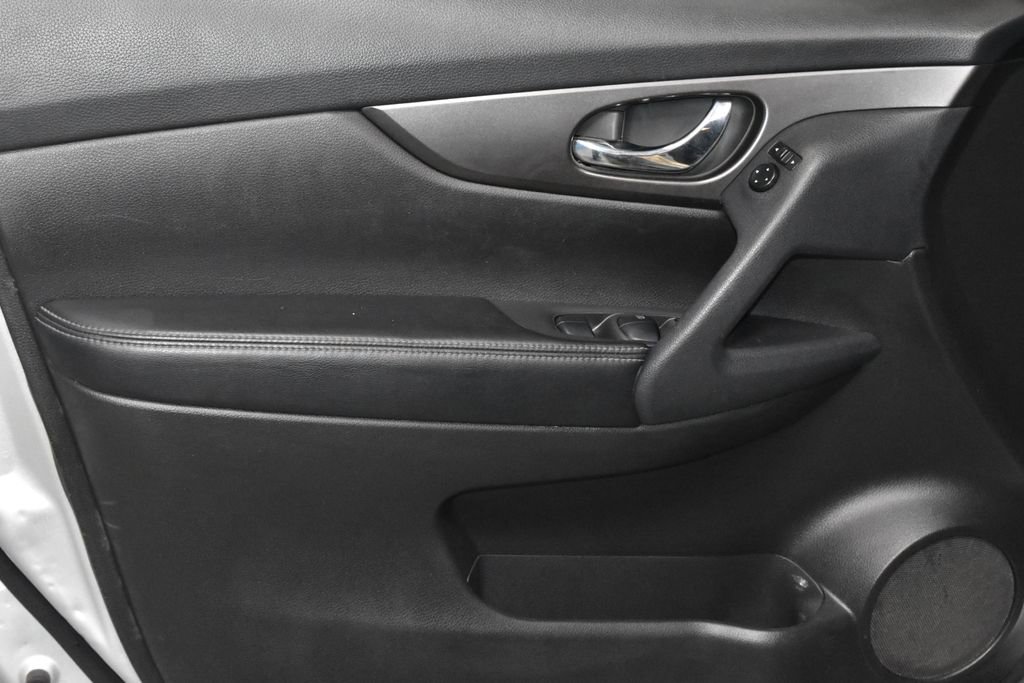 Used 2014 Nissan Rogue SV image 4