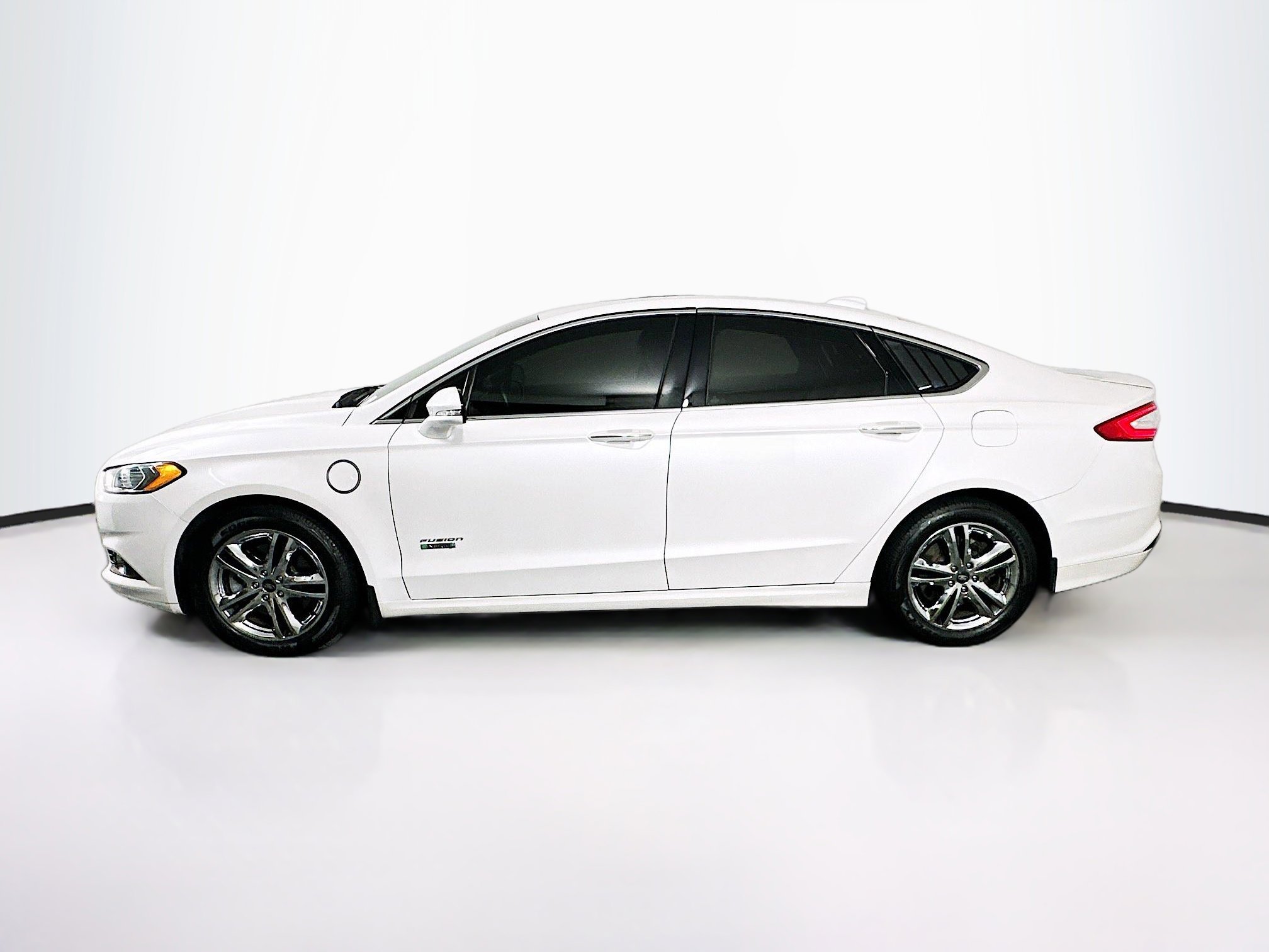 Used 2016 Ford Fusion Energi Titanium FWD image 4