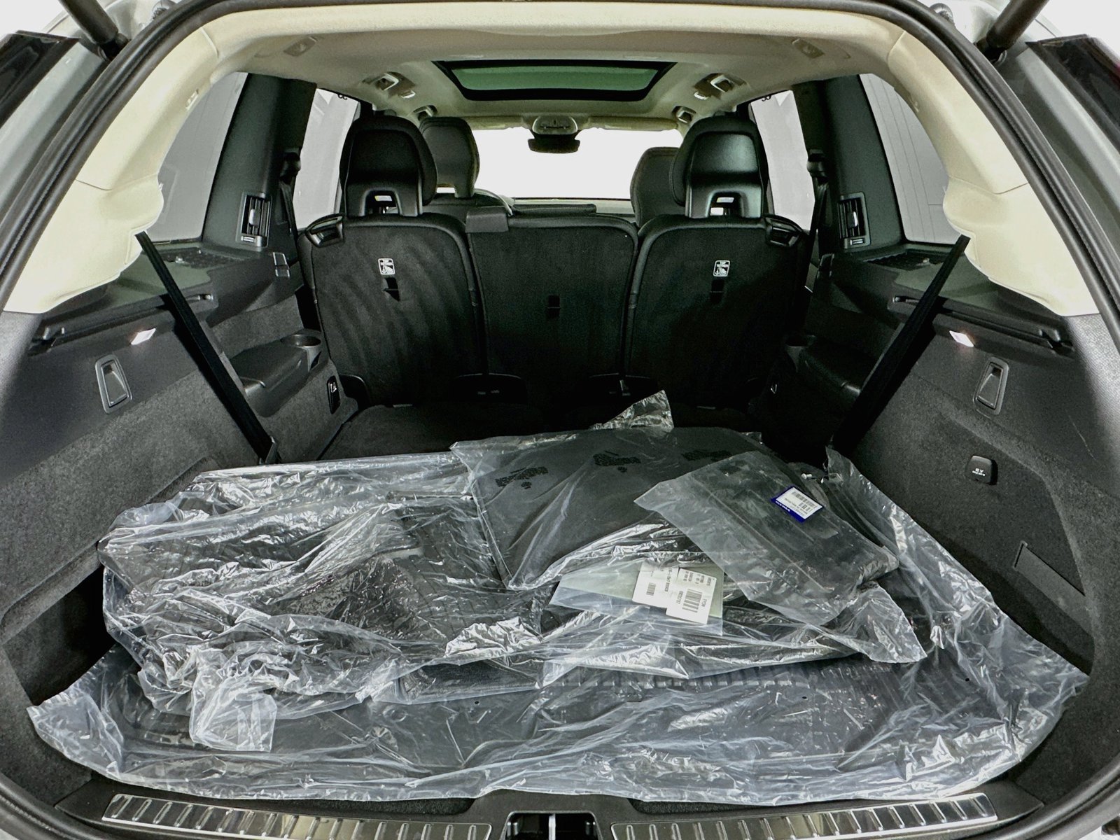 Used 2026 Volvo XC90 B6 Ultra w/ Protection Package AWD/4WD image 38