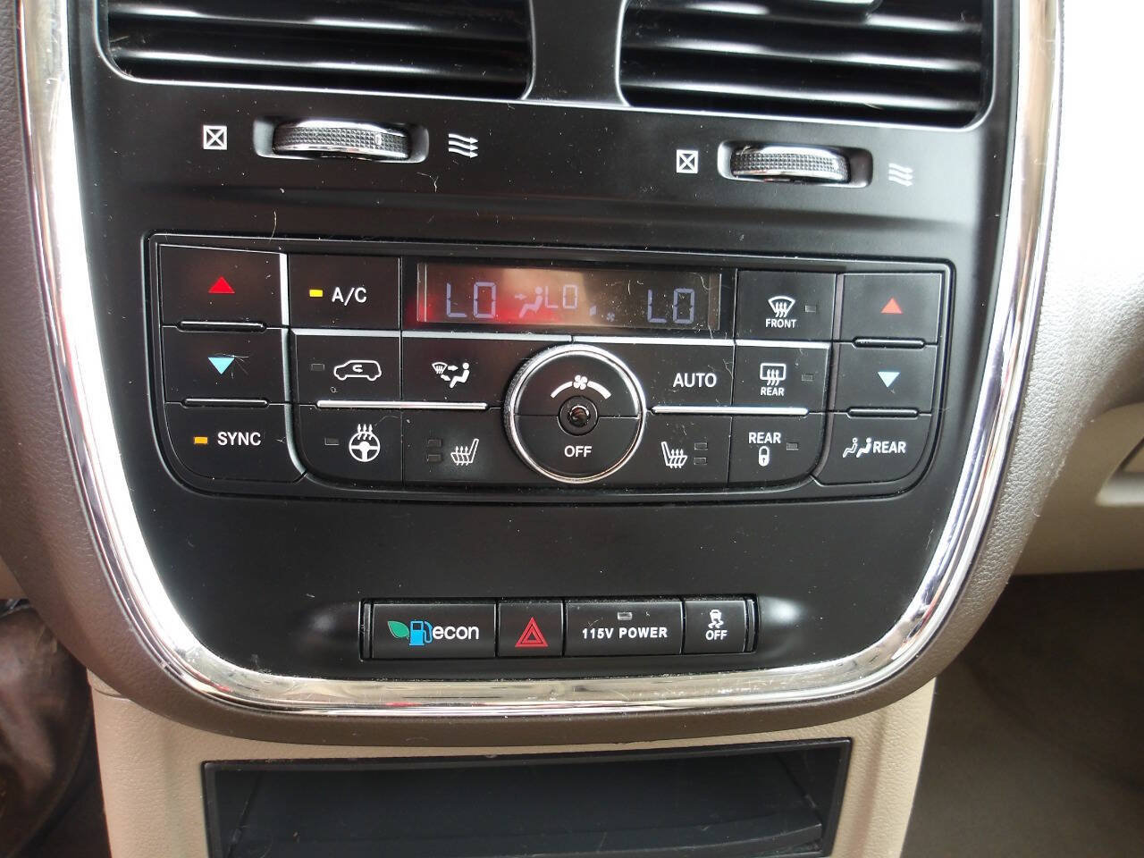 Used 2014 Chrysler Town & Country Touring-L w/ Trailer Tow Group FWD image 15