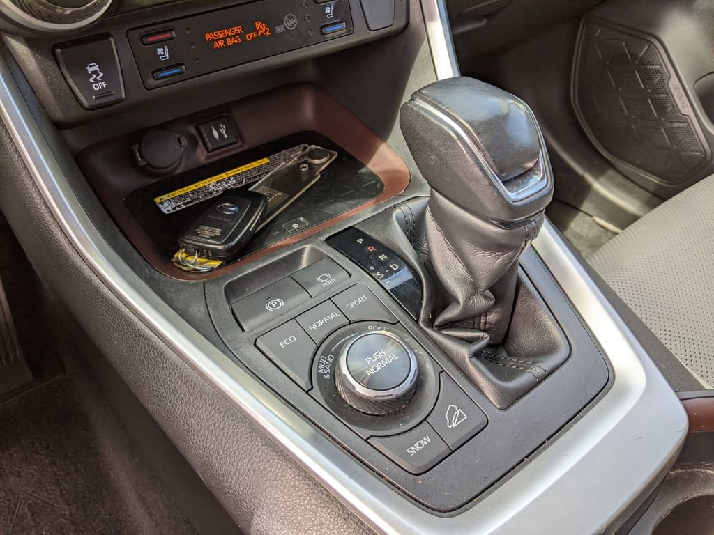 Used 2019 Toyota RAV4 Limited w/ Advanced Technology Package image 20