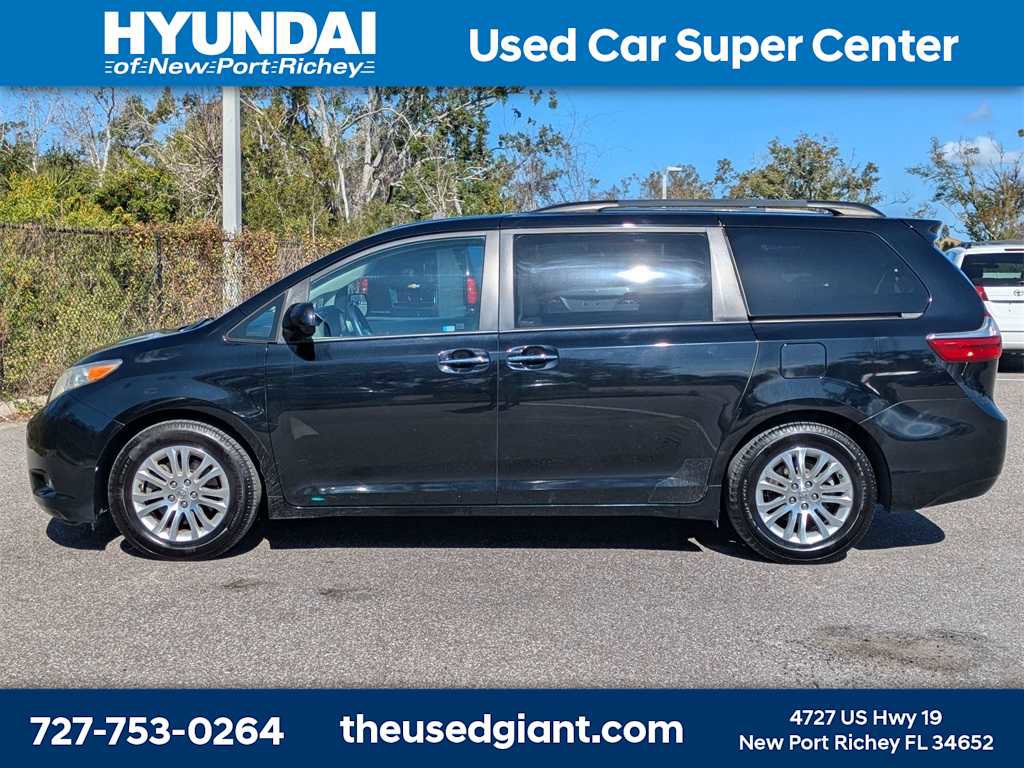 Used 2015 Toyota Sienna XLE image 2