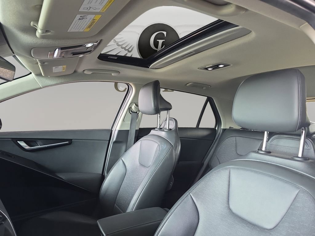 Used 2023 Kia Niro SX Touring image 9