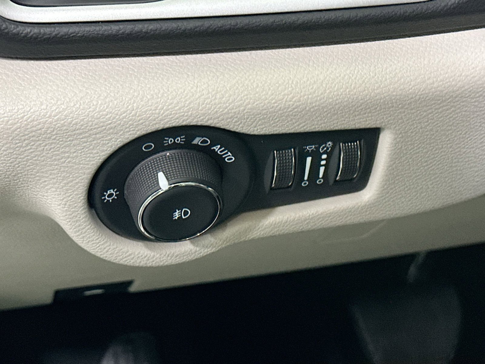 Used 2024 Chrysler Pacifica Touring-L image 17