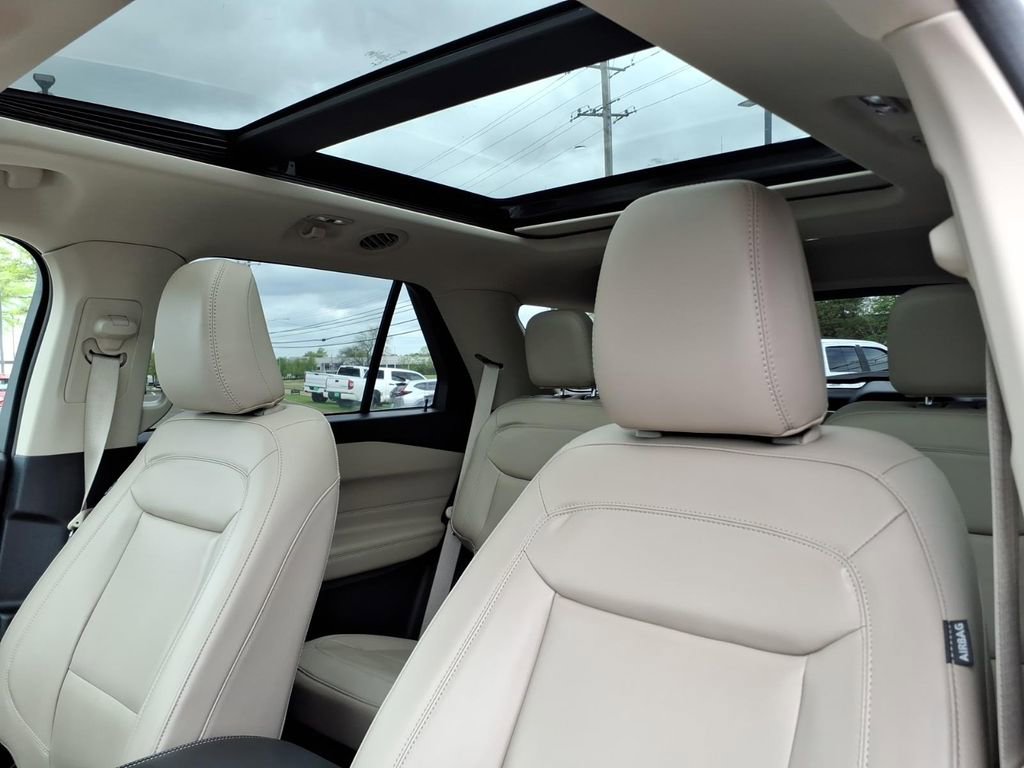 Used 2022 Ford Explorer XLT w/ Equipment Group 202A image 18