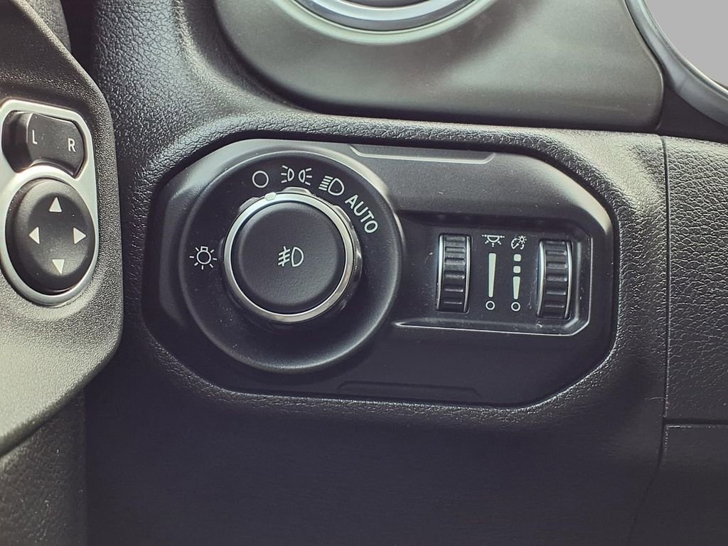 Used 2019 Jeep Wrangler Unlimited Sahara w/ Uconnect 4C Nav & Sound Group image 16