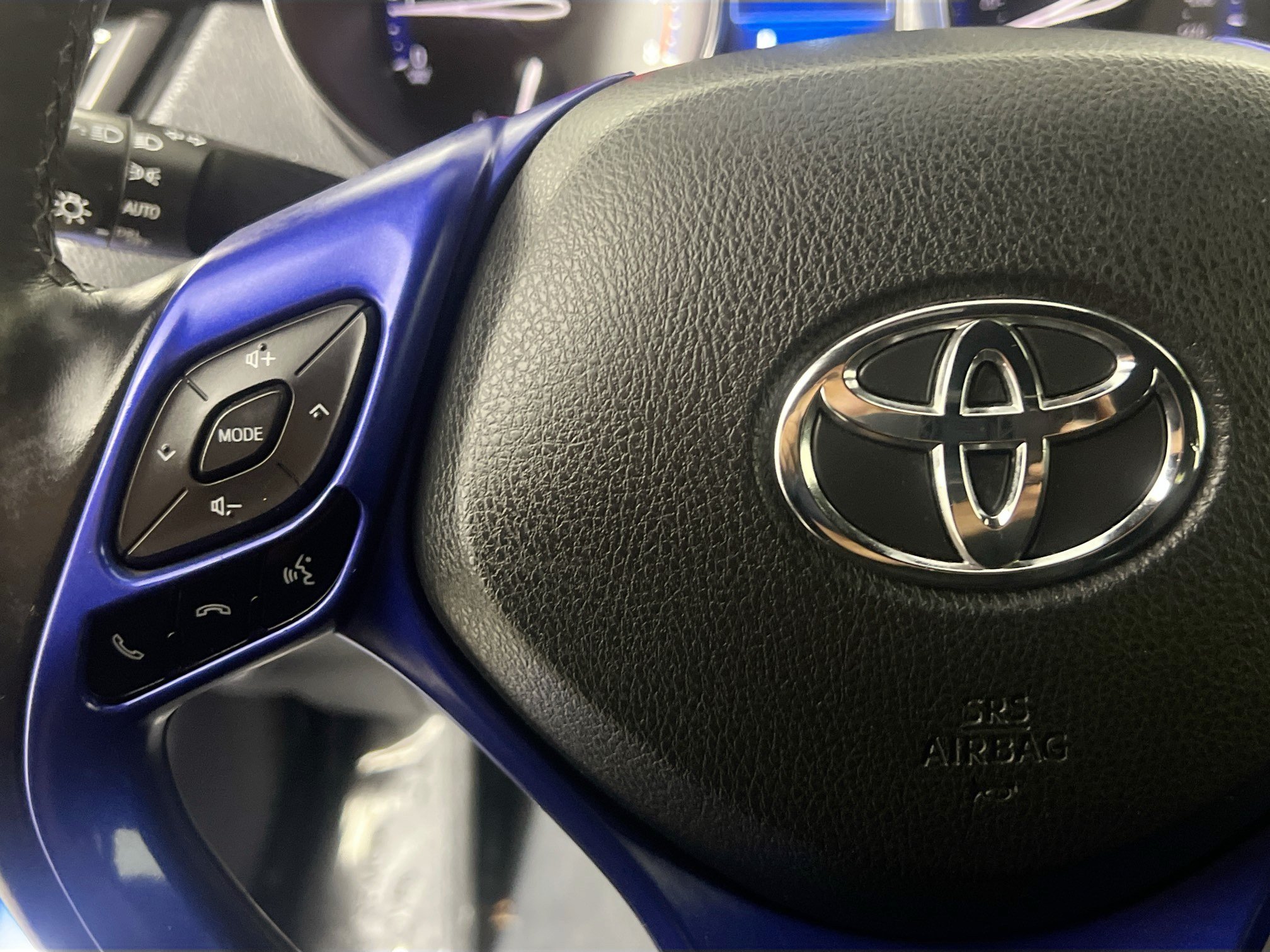 Used 2018 Toyota C-HR XLE FWD image 18