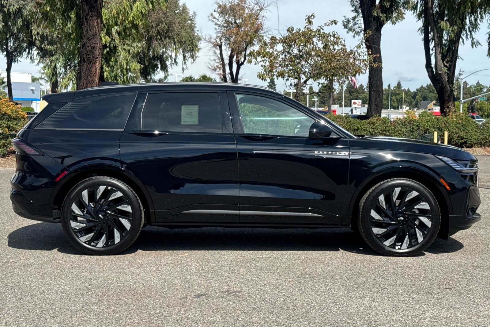 New 2026 Lincoln Nautilus Reserve AWD/4WD image 3