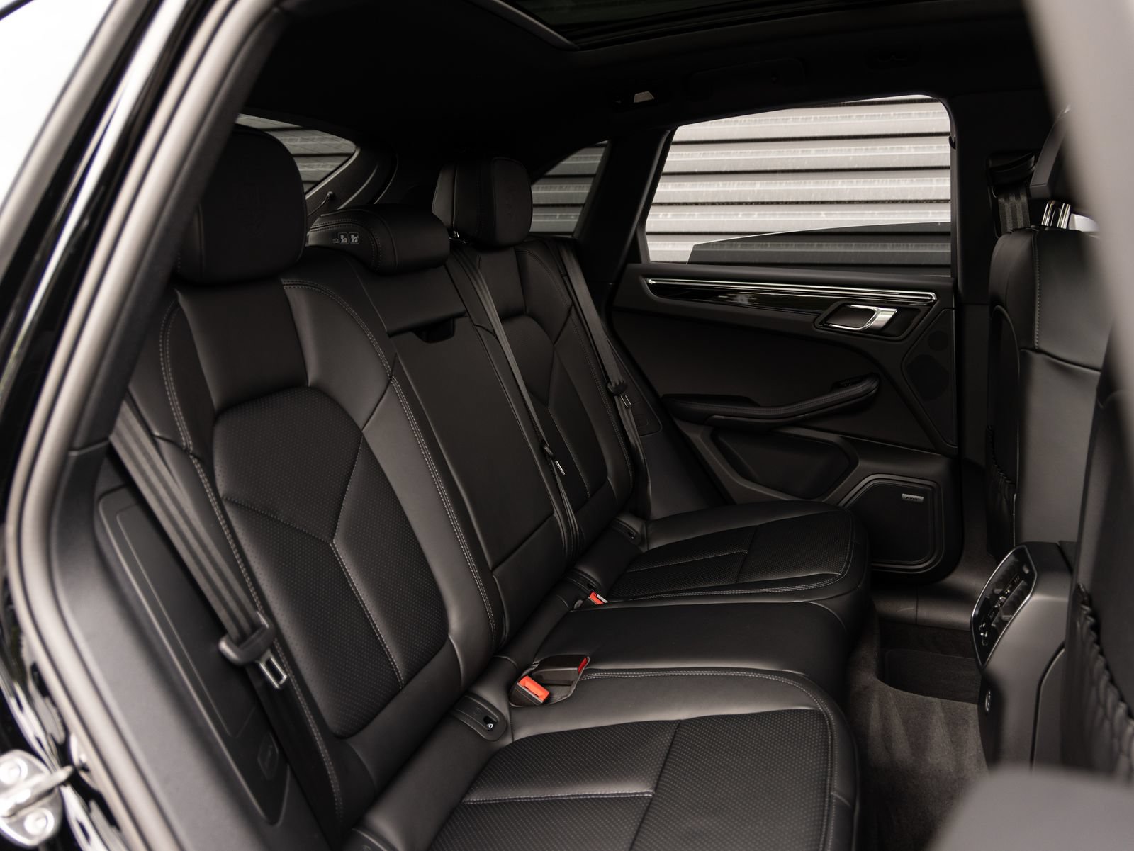 Certified 2026 Porsche Macan AWD/4WD image 30