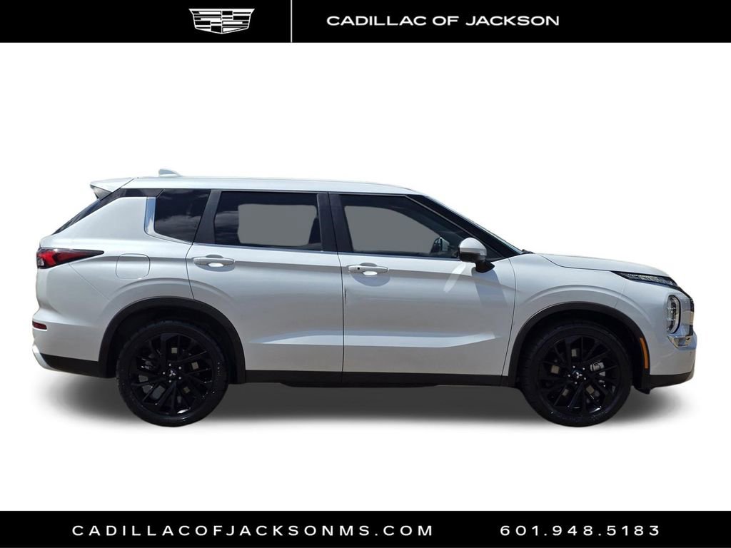 Used 2023 Mitsubishi Outlander SE image 4