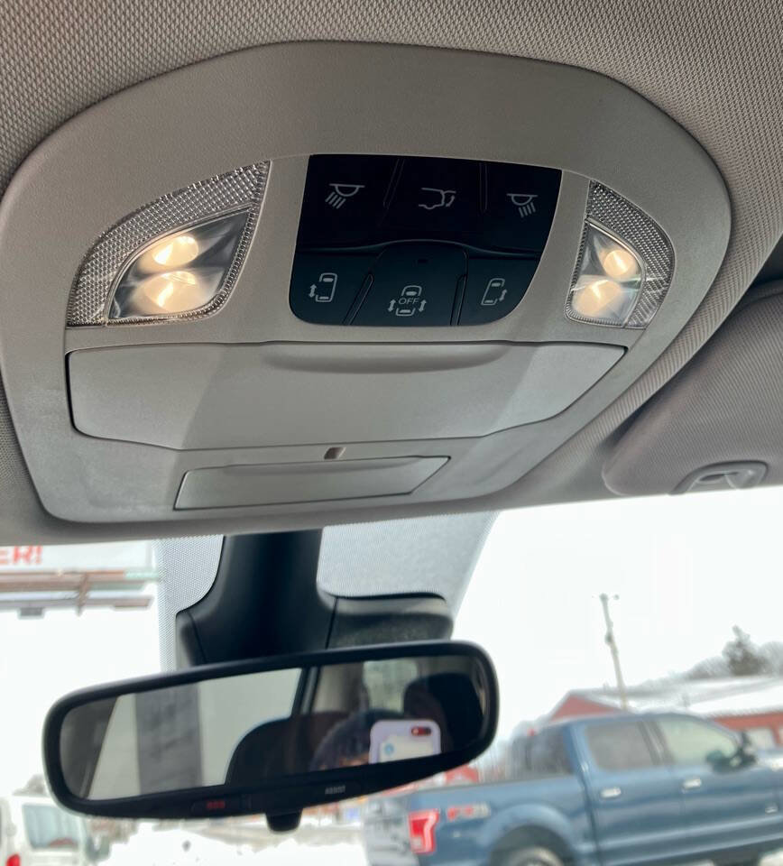 Used 2022 Chrysler Voyager LX image 10