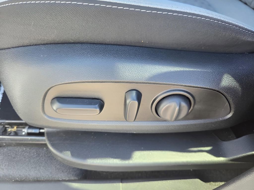 Used 2023 Chevrolet Equinox LS image 27