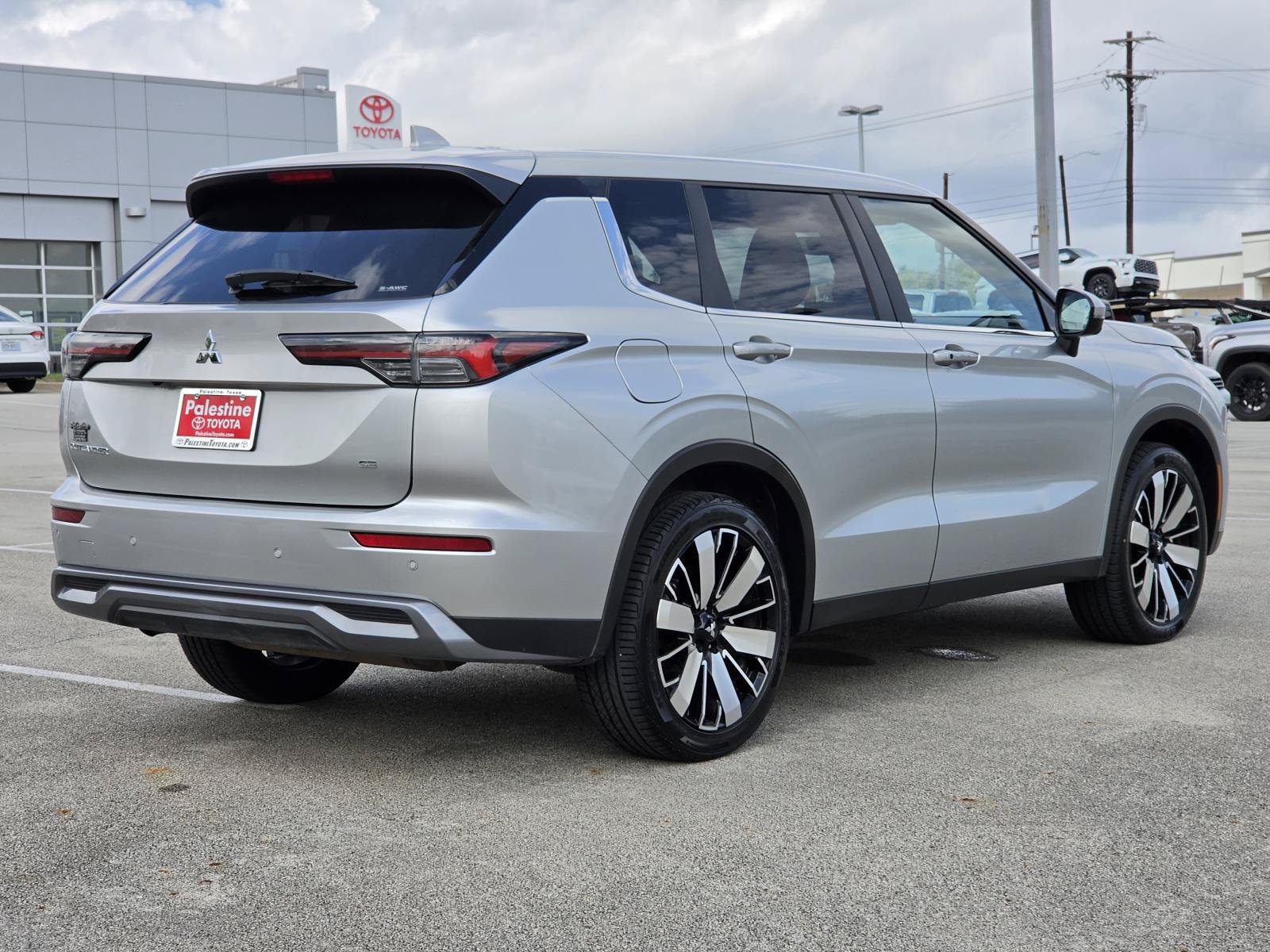 Used 2025 Mitsubishi Outlander SE AWD/4WD image 4