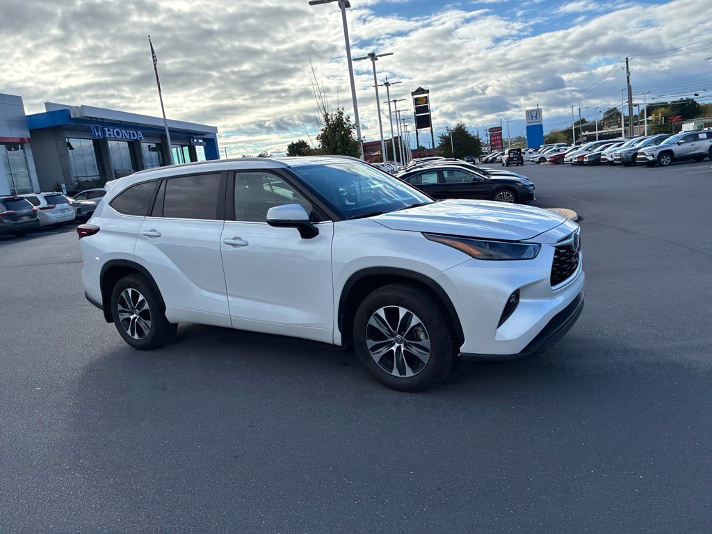 Certified 2026 Toyota Highlander XLE AWD/4WD image 3