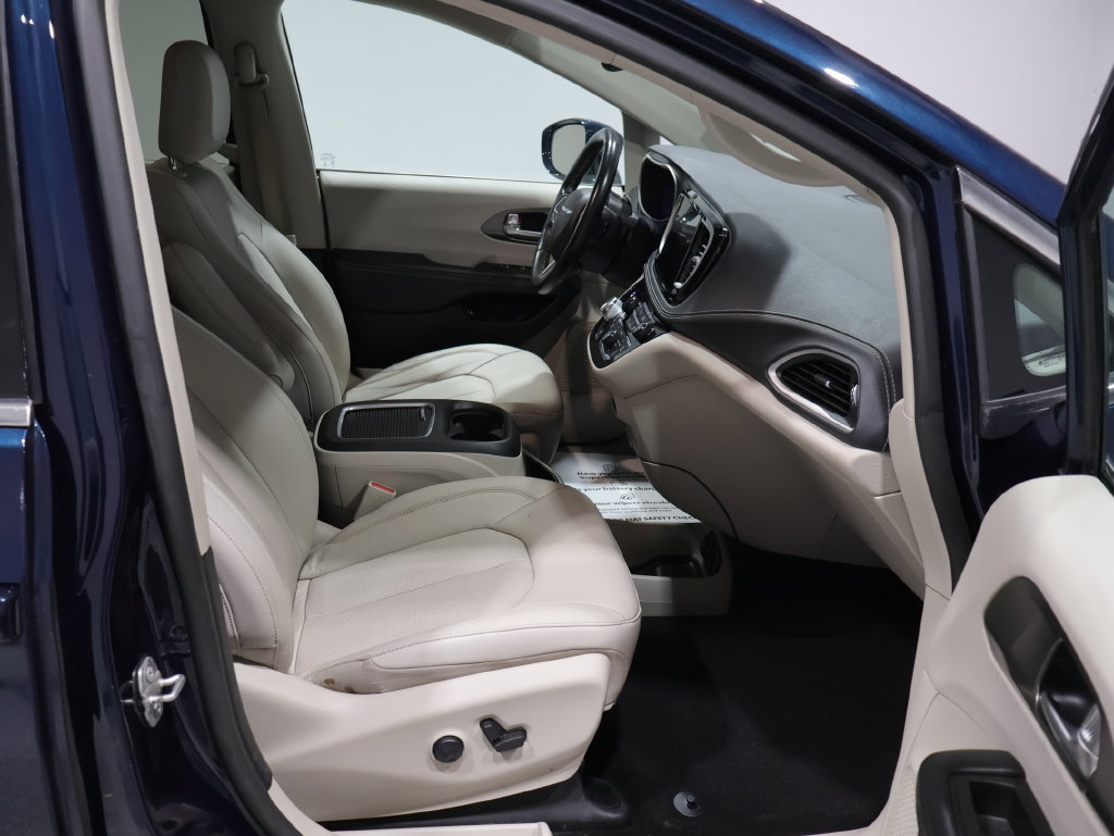 Used 2021 Chrysler Pacifica Touring-L FWD image 29