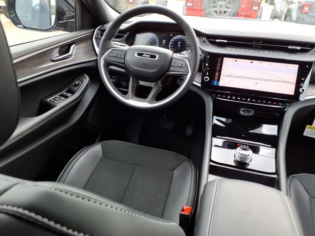 New 2026 Jeep Grand Cherokee Altitude image 4