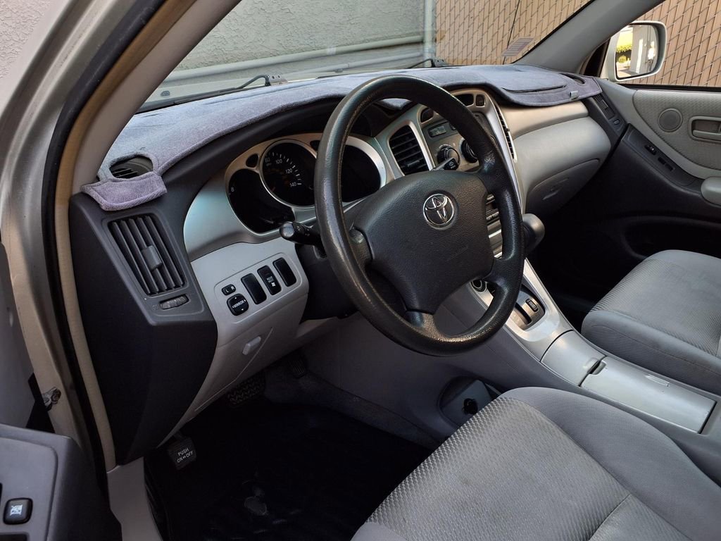 Used 2005 Toyota Highlander 2WD w/ 3rd Row image 12