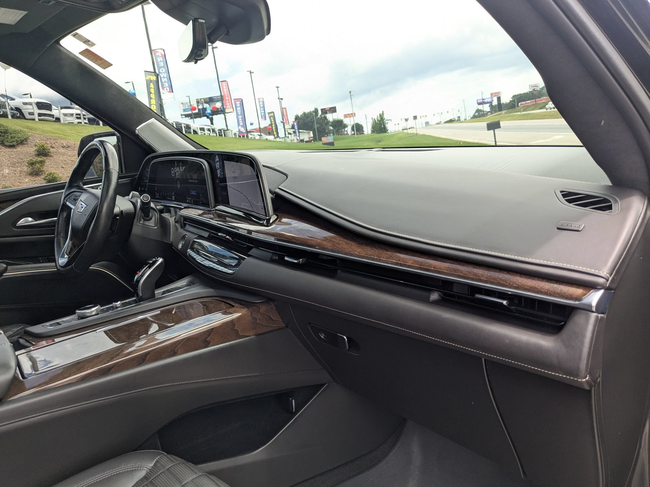 Used 2022 Cadillac Escalade Premium Luxury Platinum w/ Heavy-Duty Trailer Package AWD/4WD image 32