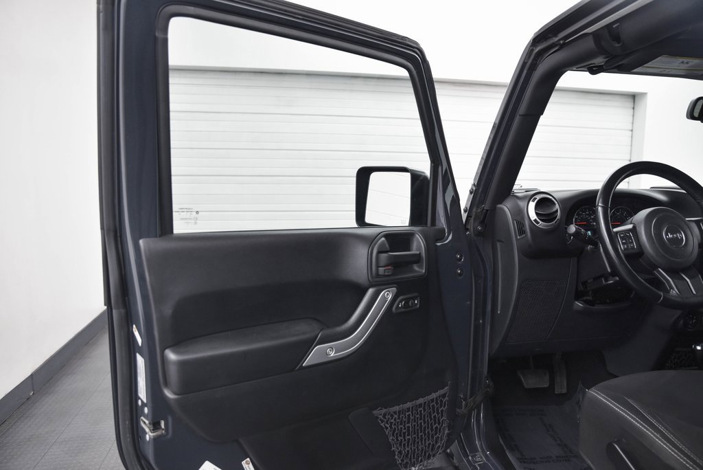 Used 2016 Jeep Wrangler Unlimited Sahara w/ Connectivity Group image 9