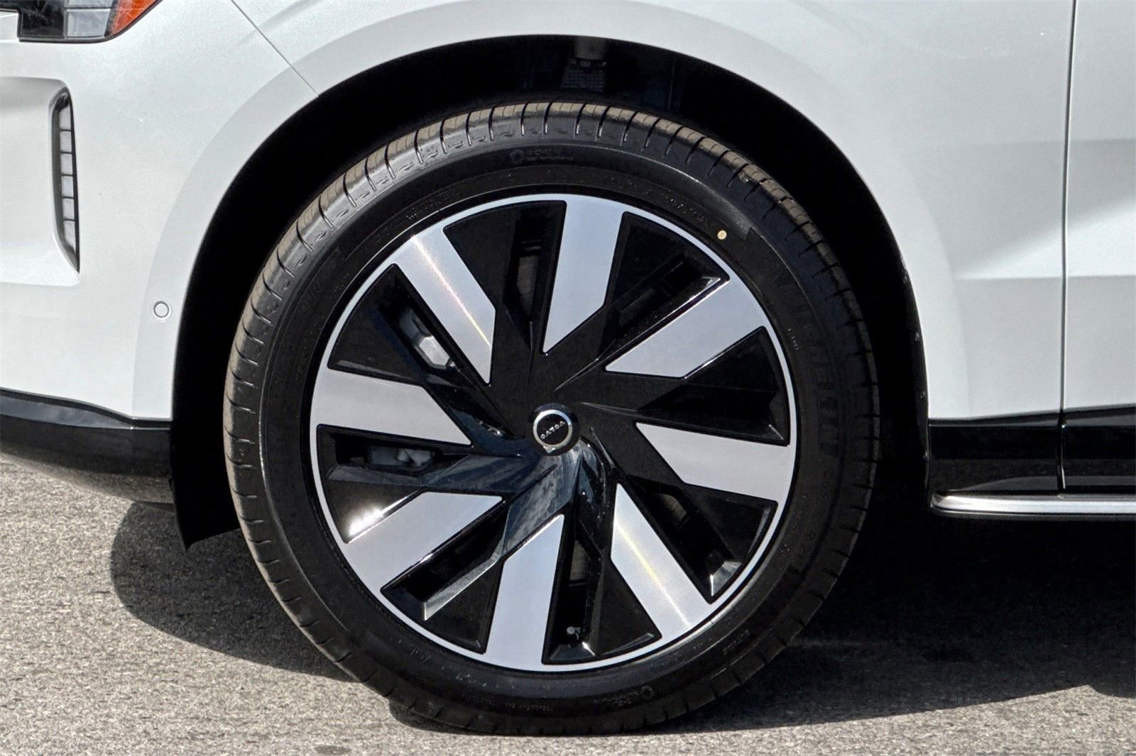 New 2025 Volvo EX90 Plus w/ Protection Package Premier image 26