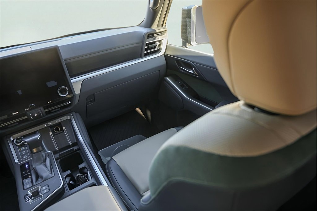 Used 2024 Lexus GX 550 image 31