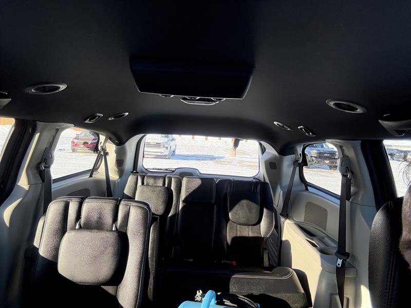 Used 2019 Dodge Grand Caravan SXT image 17
