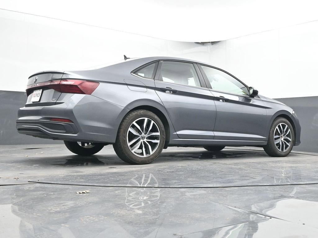 Used 2025 Volkswagen Jetta SE image 44