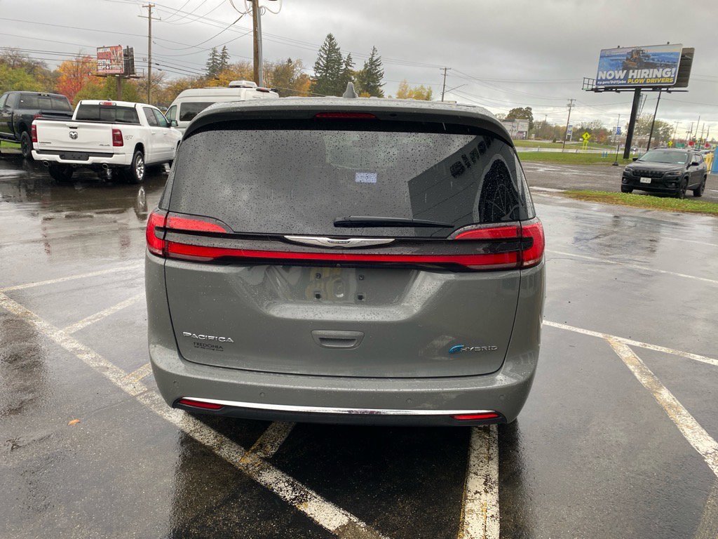 Used 2022 Chrysler Pacifica Touring-L image 4