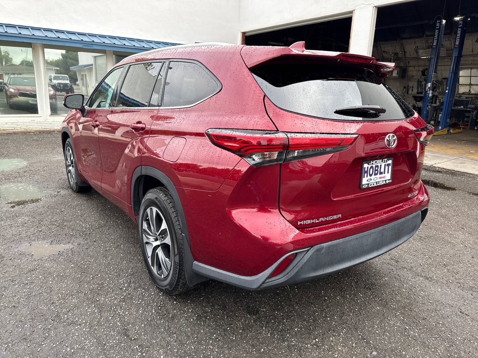 Used 2022 Toyota Highlander XLE image 3