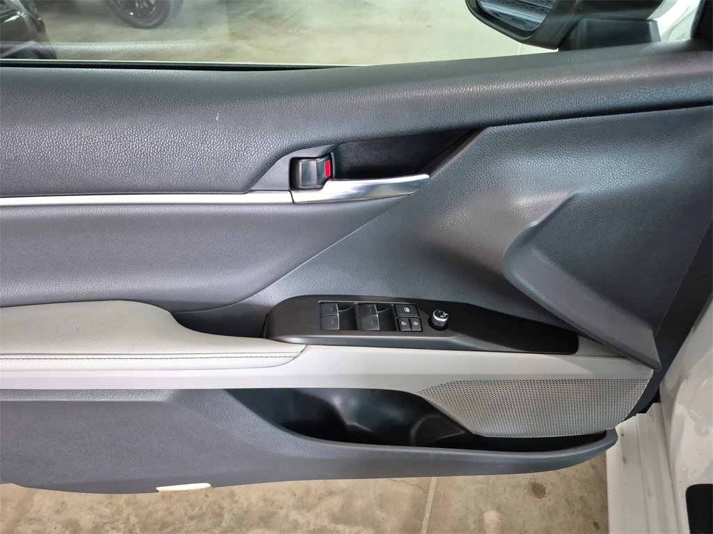Used 2022 Toyota Camry XLE image 18
