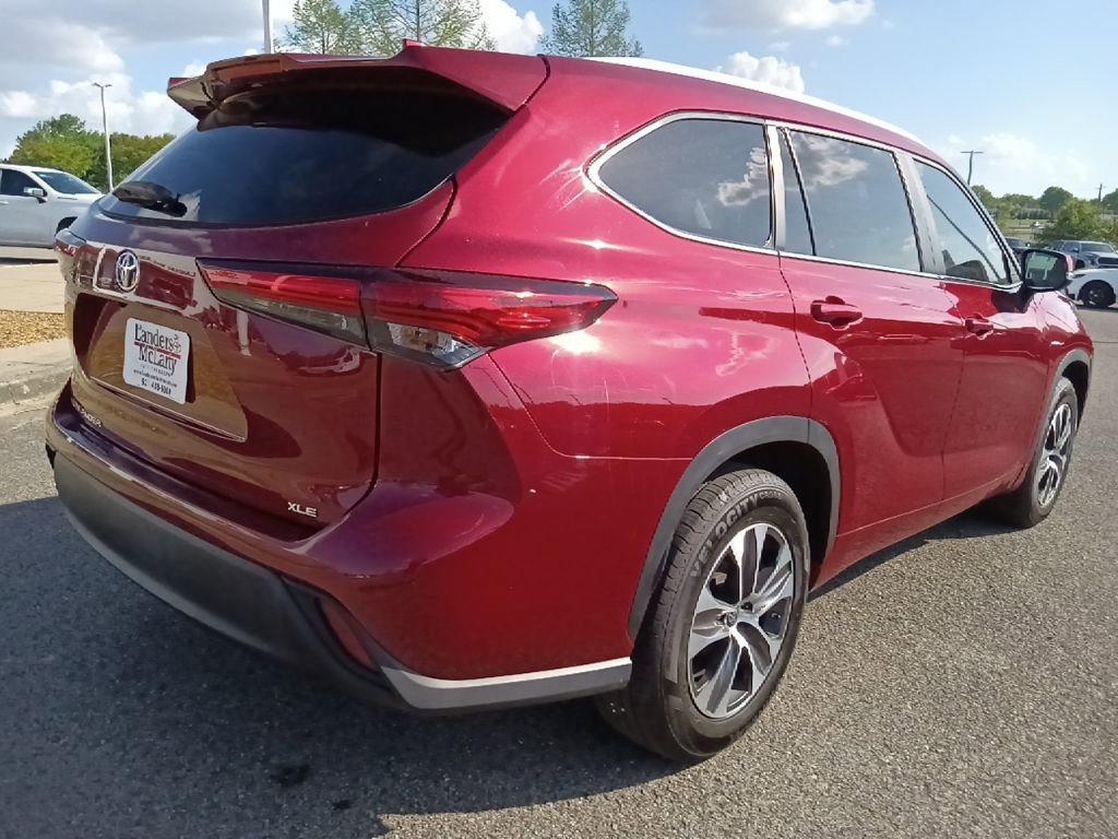 Used 2023 Toyota Highlander XLE FWD image 3