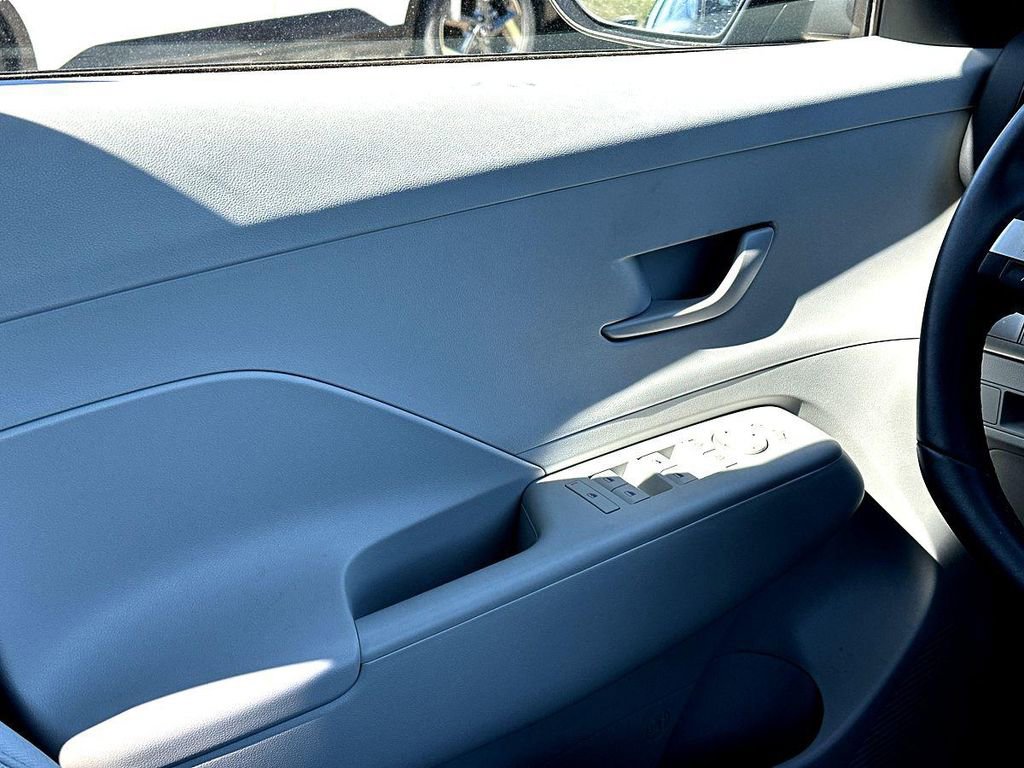 Used 2025 Hyundai Kona SEL image 28