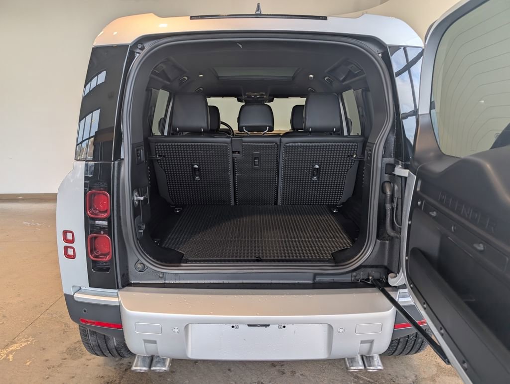 Used 2024 Land Rover Defender 110 SE image 5