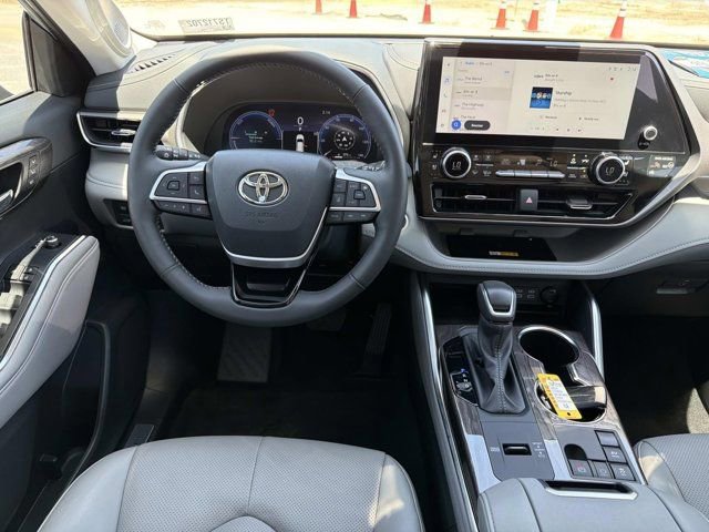 Used 2024 Toyota Highlander Limited image 24