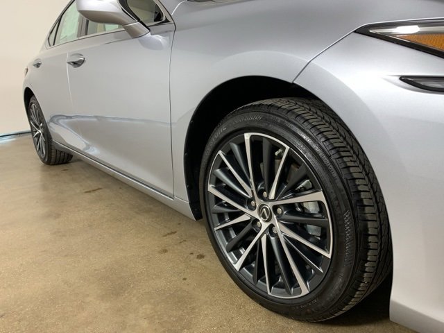 Used 2025 Lexus ES 300h w/ Premium Package image 39