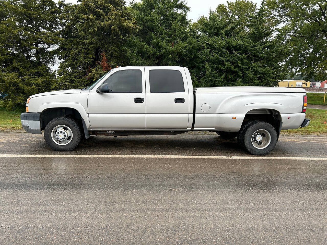 Used 2004 Chevrolet Silverado 3500 4x4 Crew Cab w/ Heavy-Duty Power Package image 2