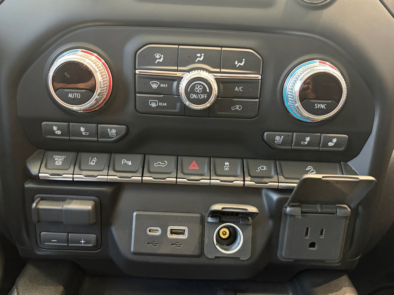 Used 2022 GMC Sierra 2500 AT4 w/ AT4 Premium Plus Package AWD/4WD image 26