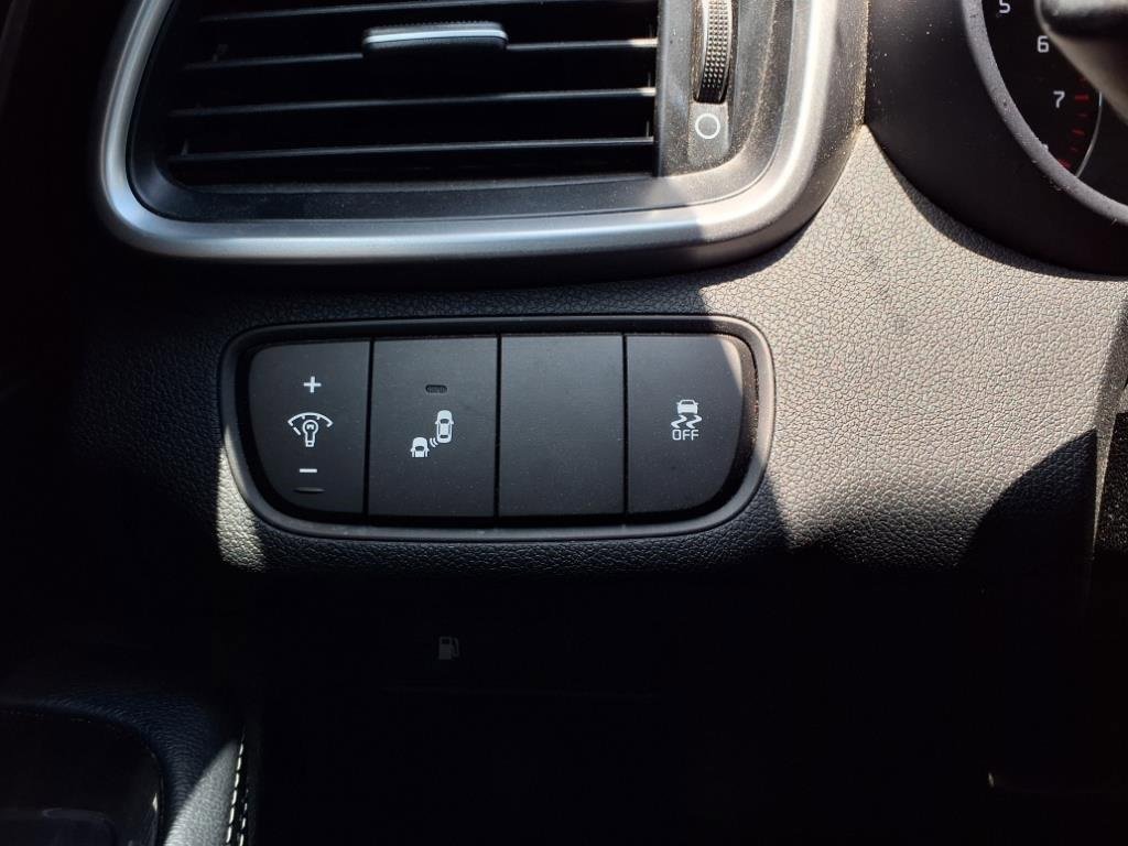 Used 2020 Kia Sorento LX image 15