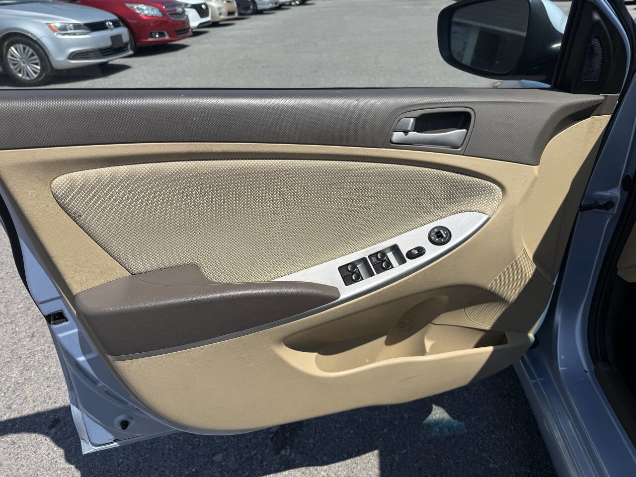 Used 2012 Hyundai Accent GLS FWD image 10