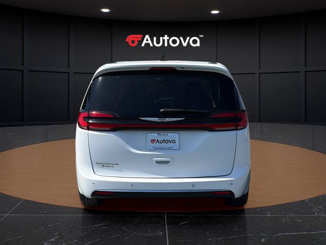 Used 2023 Chrysler Pacifica Touring-L FWD image 4